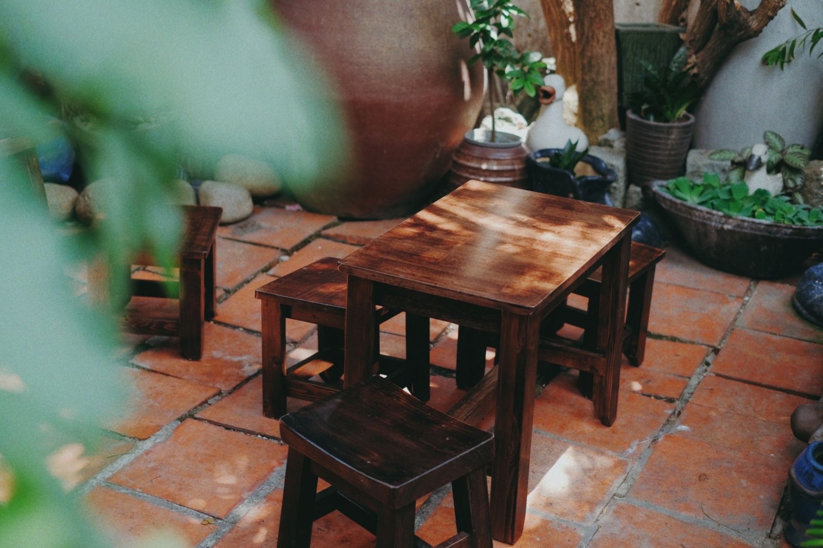 Cozy UK garden furnished with commercial rattan garden furniture imported from a China outdoor furniture factory