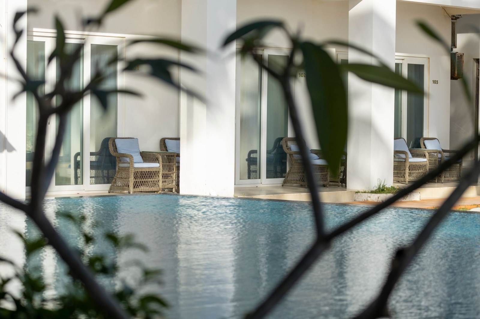 Conjuntos de ratán sintético junto a la piscina de un hotel, mobiliario de exterior fabricado en China