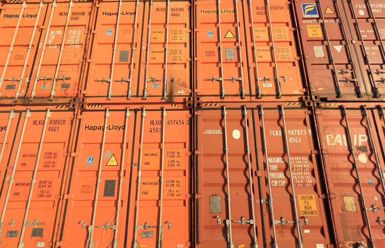 Contenedores marítimos de 40 pies apilados en un puerto europeo antes del embarque de mobiliario