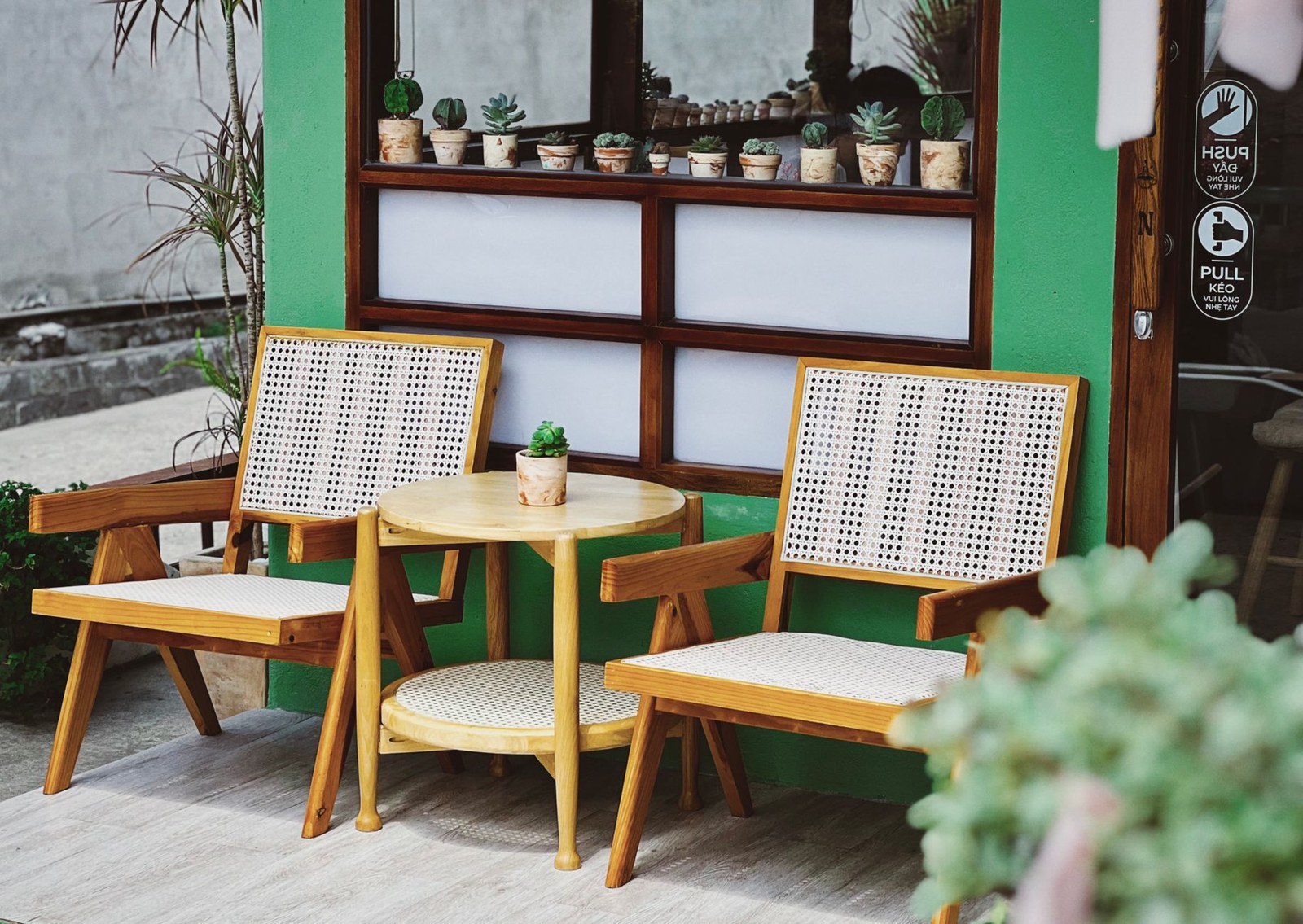 How to choose UV-resistant outdoor furniture materials — SOLAIREVA commercial outdoor furniture